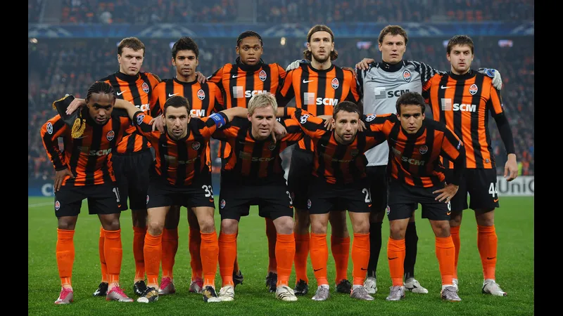 Cầu thủ Shakhtar Donetsk cướp bóng khéo léo trước LNZ Cherkasy